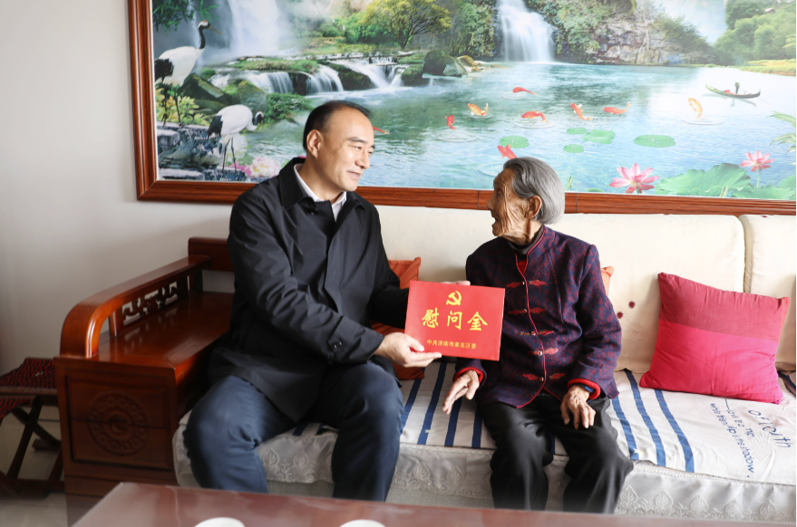 焦衛星到鳳城街道走訪慰問百歲老人